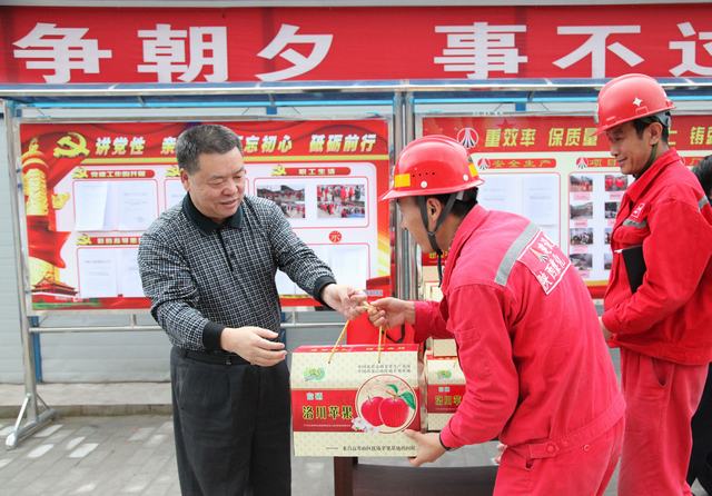 陜煤集團總經理助理、建設集團聯合黨委書記、董事長寧興剛一行深入礦建二公司冶坪項目部慰問一線職工