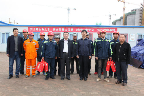 到一線，送祝福，鼓干勁