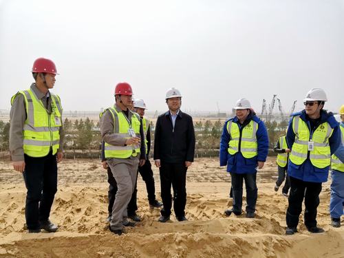 榆林化學公司執(zhí)行董事宋世杰一行蒞臨陜煤建設(shè)銅煤公司煤炭分質(zhì)利用制化工新材料示范項目廠前區(qū)土方平整項目現(xiàn)場檢查指導工作