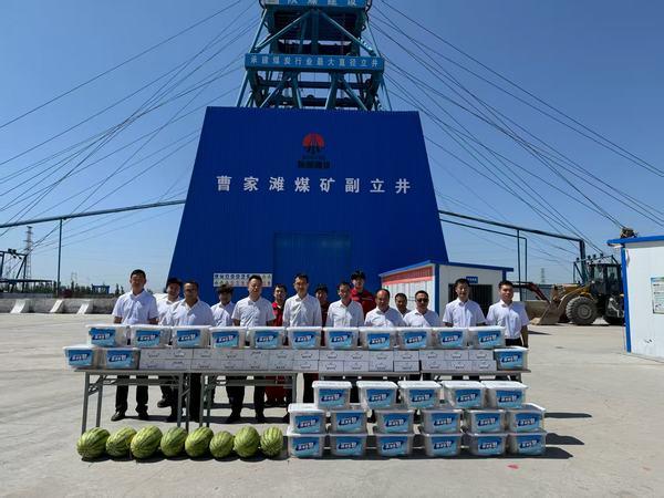 陜西陜煤曹家灘礦業有限公司領導深入陜煤建設礦建二公司第三項目部“清涼”慰問一線職工